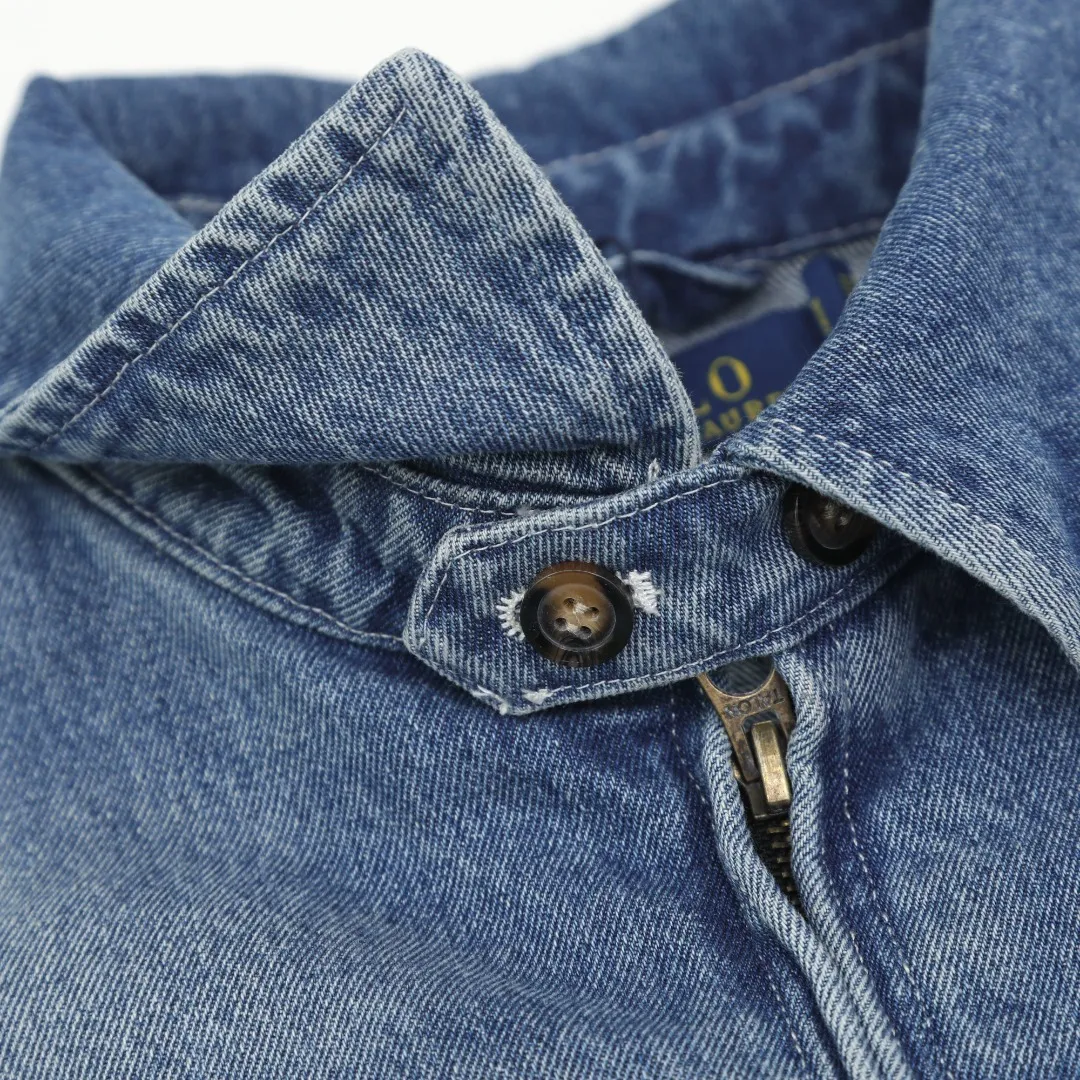 P350 #R17 Ralph Lauren unisex denim jacket with zipper and small label. The classic jacket style, neat lines outline a generous outline, and the short and slim design can quietly lengthen the leg lines visually, instantly achieving the stunning effect of making you taller and slimmer, helping you easily create enviable long legs. The practical pockets on both sides of the front body can not only store mobile phones and keys easily, but also cleverly add a bit of casualness to the overall shape, perfectly blending fashion and practicality. Moreover, the fabric has been specially treated to be soft and wear-resistant, and the comfort level is straight forward. In terms of matching, you can wear it as you like. Pair it with a simple white T-shirt, straight jeans and sneakers on the lower body. It is easy to control the looseness when going out on the street every day. If you wear it with leather boots and a floral skirt, you can create a romantic feeling of western style. I really love it, so it’s not a waste to buy it! Color: Washed Blue Size: S-XL S: Bust 118 Length 70 Sleeve Length 68 Shoulder Width 50 M: Bust 122 Length 72 Sleeve Length 69 Shoulder Width 51 L: Bust 126 Length 74 Sleeve Length 70 Shoulder Width 52 XL: Bust 130 Length 76 Sleeve Length 71 Shoulder Width 53